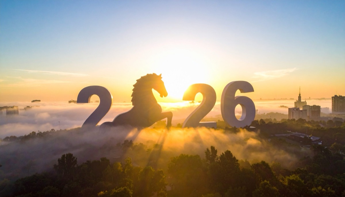 空撮した都会の朝日に2026の文字